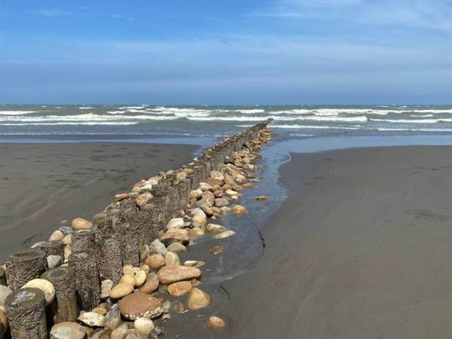 新豐鄉西側海岸線經清汙、重建、改善後，希望能擺脫原有印象，重現濱海之美。（莊旻靜攝）
