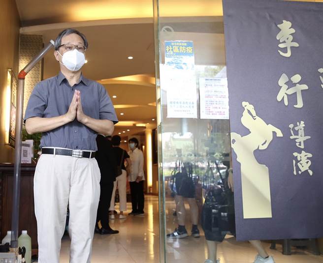 剧作家小野22日早上到导演李行追思灵堂致意。（陈俊吉摄）