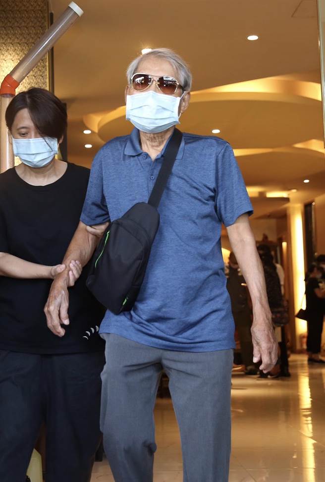 摄影师林文锦到导演李行追思灵堂致意。（陈俊吉摄）