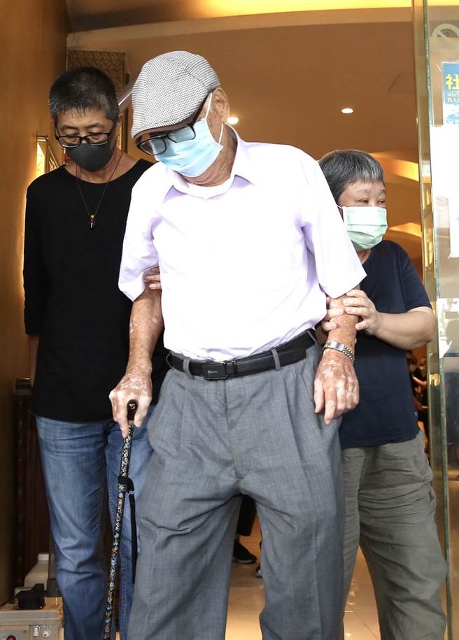 导演林赞庭到导演李行追思灵堂致意。（陈俊吉摄）