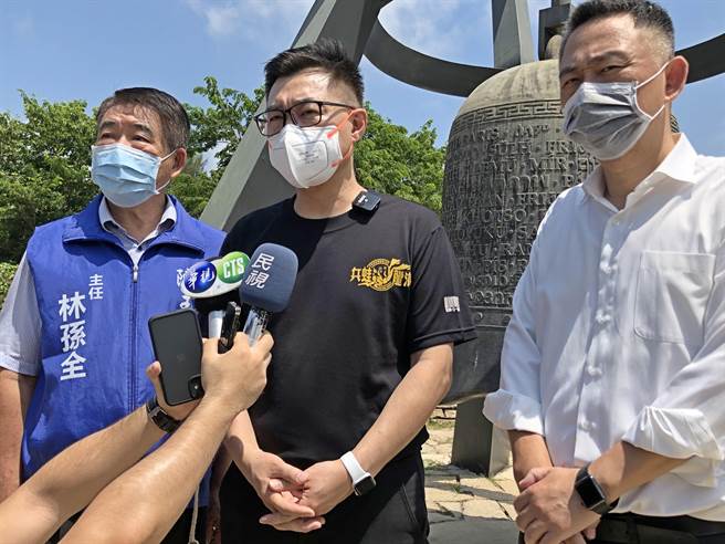 針對海巡署查獲漁船走私154隻名貴品種貓，全數火速安樂死一事，今天走訪金門的國民黨主席江啟臣表示，政府處理方式僵硬、僵化。（李金生攝）