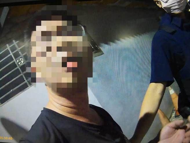 高雄31歲賀姓男子21日凌晨酒後在鳳山區中泰街大聲喧嘩，遭民眾報案檢舉，警方到場關切後，賀男竟對著警員大聲叫囂，並怒罵「三字經」，隨後賀男被警方依妨害公務、公然侮辱等罪移送偵辦。（翻攝畫面／洪浩軒高雄傳真）