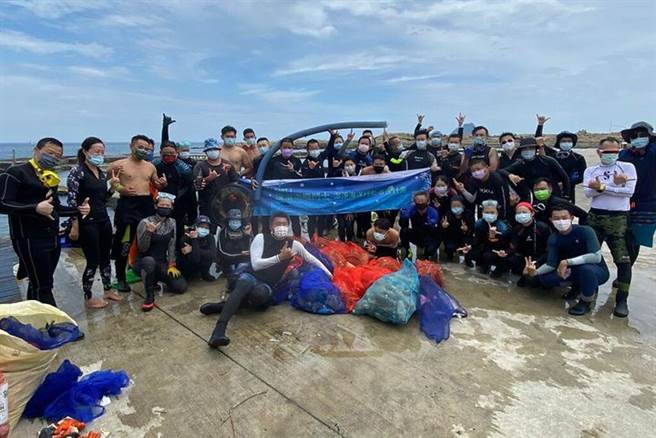 和平岛公园号召产官学各单位一起净海。(图/北海岸及观音山国家风景区管理处提供)