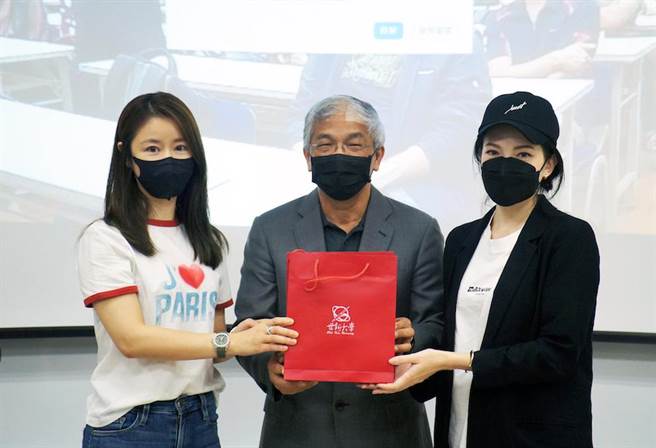 上海硕专班学生会会长日前举办交接，由林心如交棒给新任会长许玮宁。（世新大学提供）