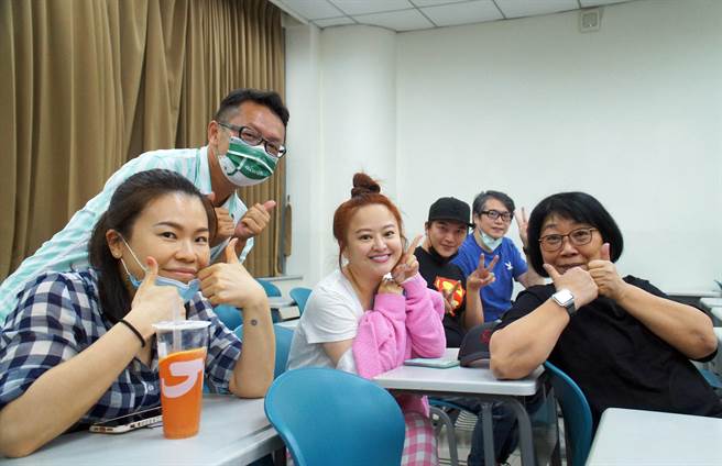 何嘉文（左三）与硕专班同学开心合影。（世新大学提供）