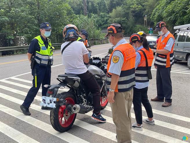 为了减少机车事故发生数，警方和监理站人员昨下午在台七乙线拦查，短短2小时取缔数件改装车体、无照驾、超速案件，并开出罚单。（警方提供）