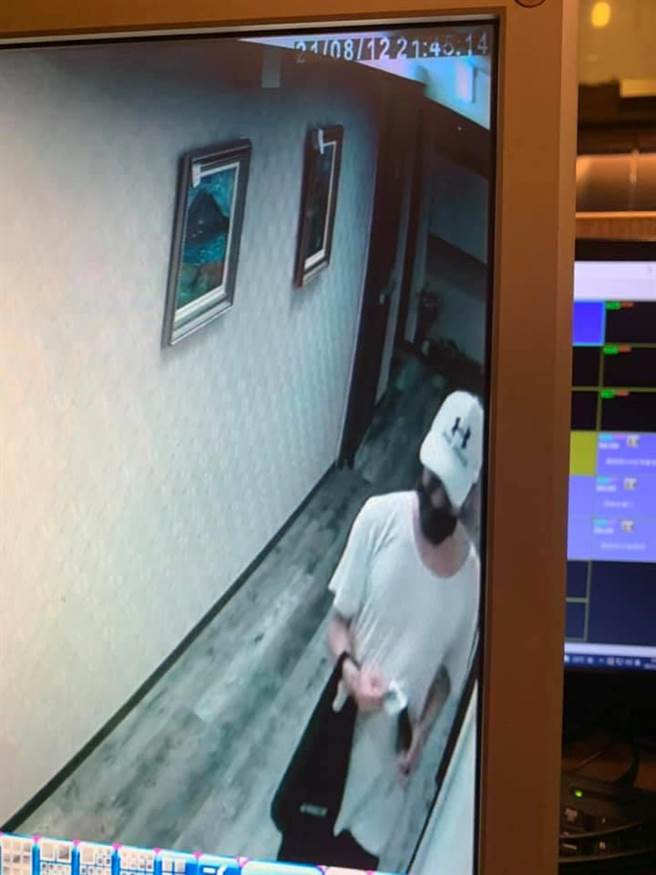 商旅监视器拍到疑似男子闯入房间行窃。(翻摄照片／吕筱蝉桃园传真)