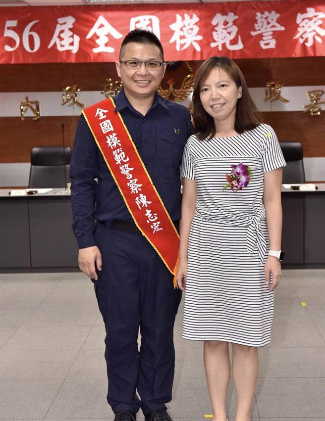 第二分局侦查佐陈志宏（左）去年荣获全国模范警察殊荣，特与妻子（右）一起合影。（警方提供）