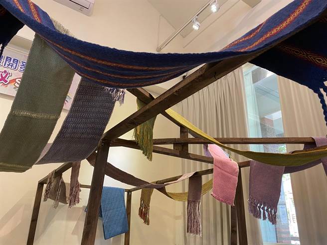 花蓮市公所開辦原住民伴手禮系列課程廣受好評，其中，太魯閣族傳統織布手作課程日前甫結業，學員作品琳琅滿目。（花蓮市公所提供／羅亦晽花蓮傳真）