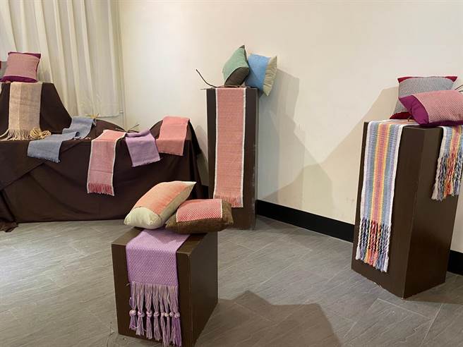 花蓮市公所開辦原住民伴手禮系列課程廣受好評，其中，太魯閣族傳統織布手作課程日前甫結業，學員作品琳琅滿目。（花蓮市公所提供／羅亦晽花蓮傳真）