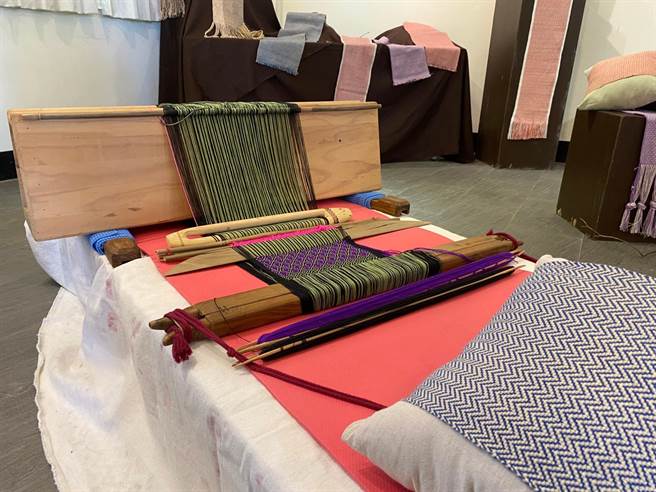 花蓮市公所開辦原住民伴手禮系列課程廣受好評，其中，太魯閣族傳統織布手作課程日前甫結業，學員作品琳琅滿目，其中菱形編織圖案，延伸做成生活化的商品，來詮釋守護的意義。（花蓮市公所提供／羅亦晽花蓮傳真）