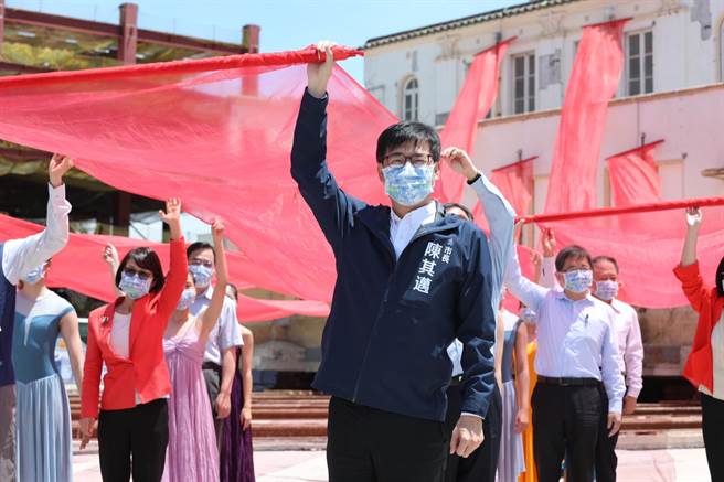 高雄市长陈其迈参加高雄愿景馆启动仪式，指是歷史性的一刻，让高雄重新定锚和世界接轨。（高雄市政府提供／石秀华高雄传真）