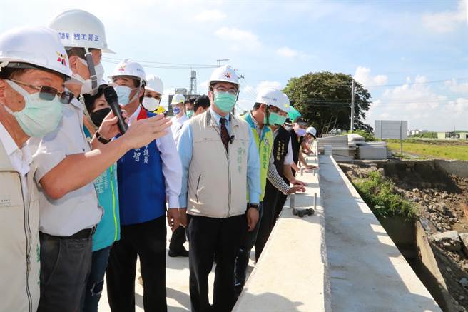 一行人今天还到下营区视察大溪桥。（台南市政府提供／张毓翎台南传真）