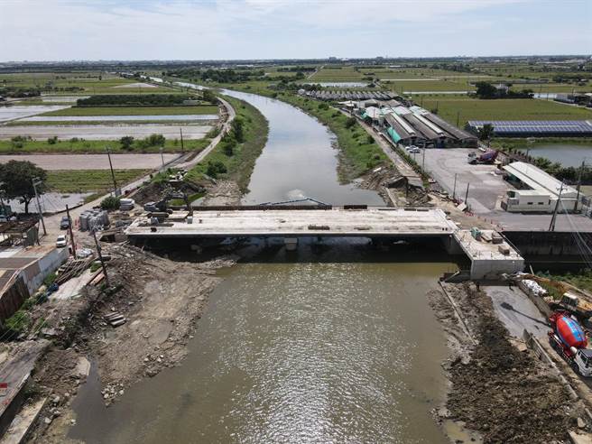 下营大溪桥原约为36公尺长，形成麻豆排水的紧缩段，本次改建拓宽为63公尺长，将可让排水顺畅不受阻碍。（台南市政府提供／张毓翎台南传真）