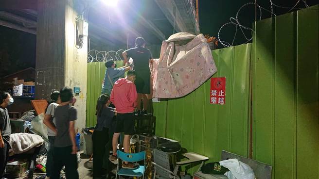 黄家声援群眾将棉被迭上铁丝网墙，攀墙逼铁道局停工，否则将爬进工地。（程炳璋摄）