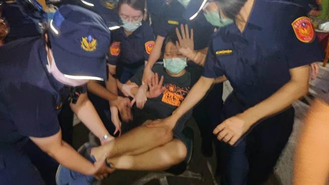 黄家声援学生领袖李容渝遭扛离铁皮墙下。（程炳璋摄）