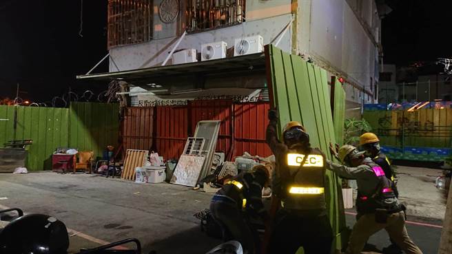 避免在有群眾爬入铁丝网墙，铁道局再黄家更外围再焊上铁皮墙。（程炳璋摄）