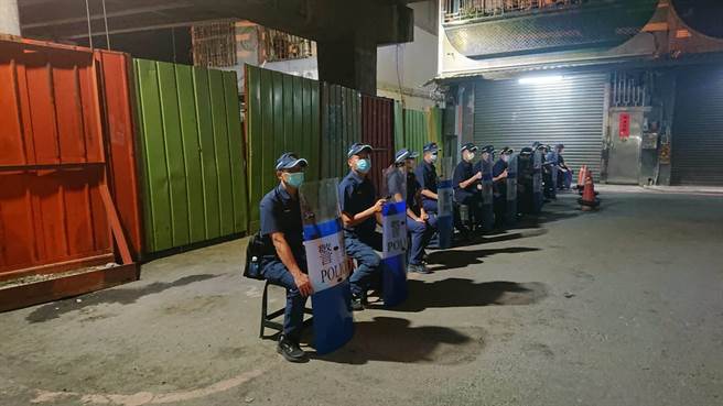 铁道局焊上铁皮墙，警力立刻布署在墙前方，禁止群眾攀爬。（程炳璋摄）