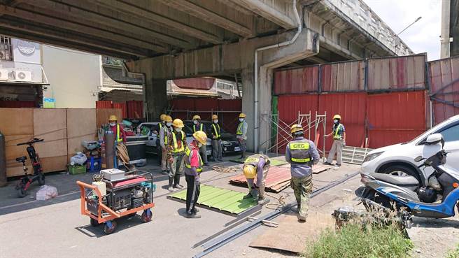 铁道局22日将新焊封的墙上再加高。（程炳璋摄）