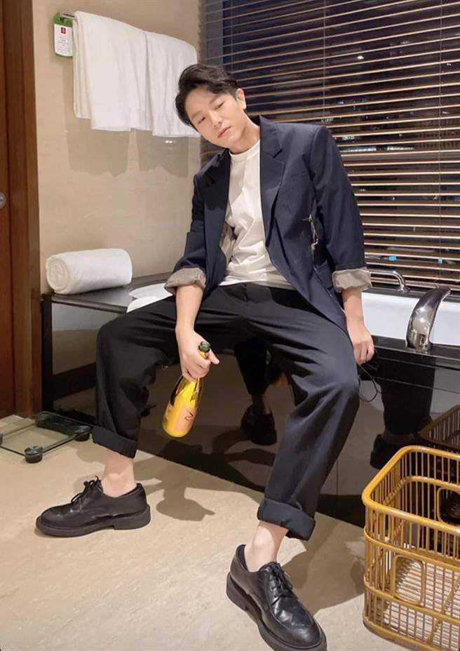 韦礼安开玩笑拍下没拿奖要买醉的示意照。（翻摄韦礼安IG限动）