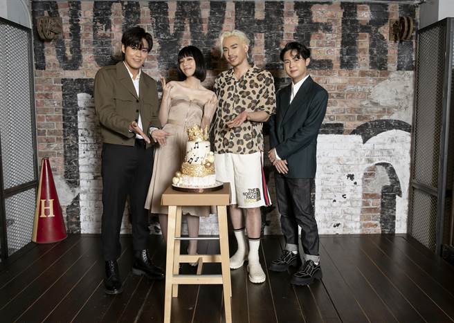 金曲奬結束後，HUSH與告五人切蛋糕慶功並與歌迷線上互動。（相信音樂提供）