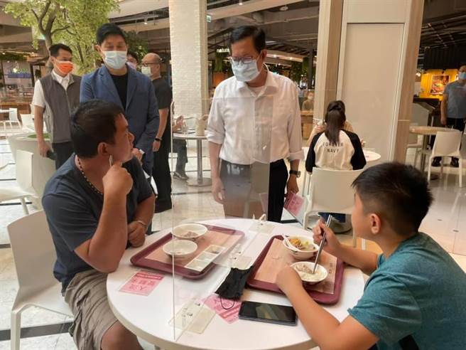 疫情趨緩鄭文燦視察大江購物中心鼓勵消費。（呂筱蟬攝）