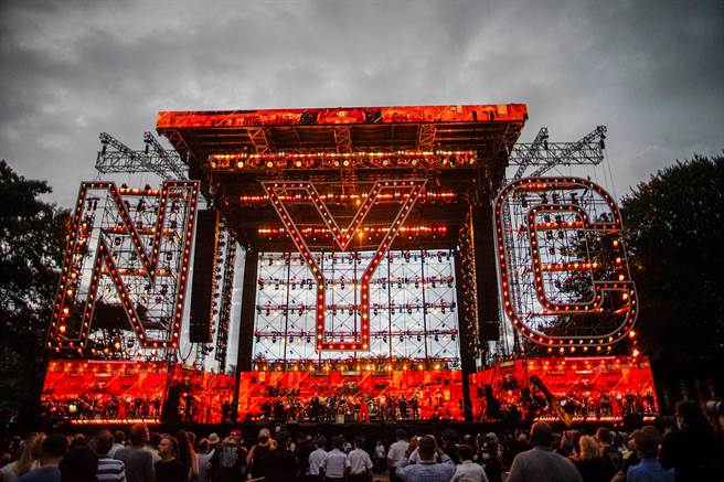 現場活動回歸固然讓人興奮，疫情仍讓不少人憂心忡忡。(圖/路透社)