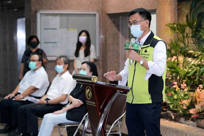 农委会主委陈吉仲（右一）说明走私猫安乐死的执行考量。（黄世麒摄）
