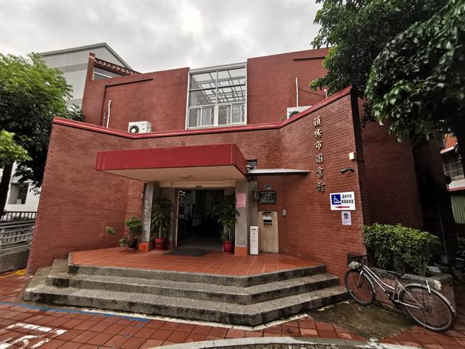 头份市立图书馆面积虽不大，但却能发挥小而美的功能。（谢明俊摄）