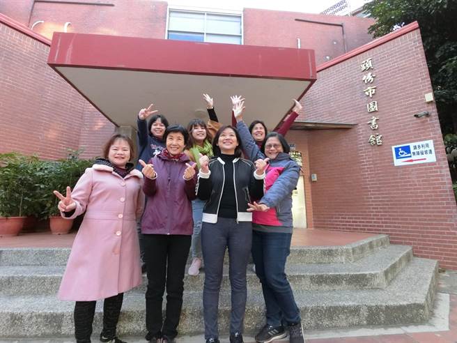 头份市立图书馆在馆长吕瑞梅及全体同仁的努力下获得教育部阅读磐石奖。（头份市立图书馆提供／谢明俊苗栗传真）