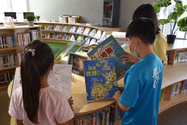公馆国中图书馆强调扩展学生国际观。（谢明俊摄）
