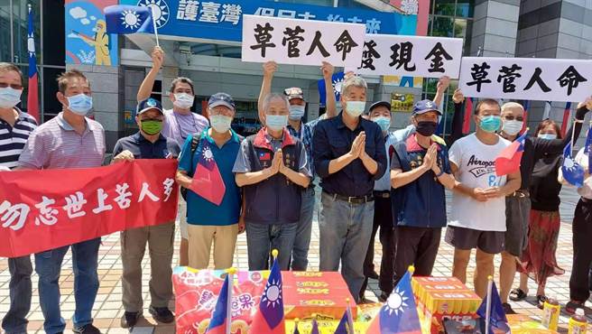 孫文學校總校長張亞中今至國民黨黨部前普渡。（孫文學校提供）