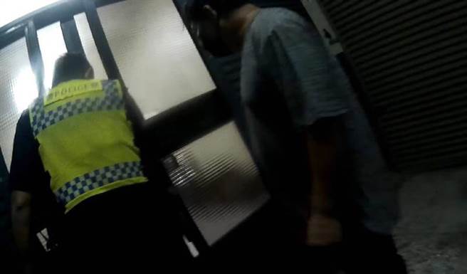 警方表示，眾人順利開門後趕緊上樓查看阿嬤。（警方提供）