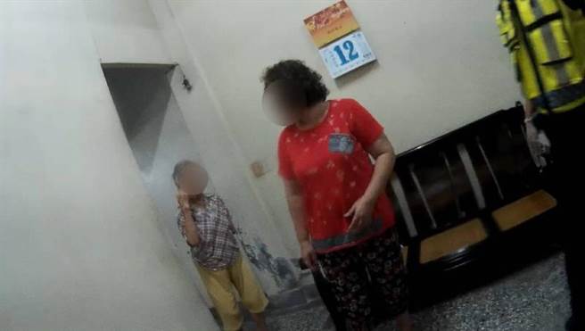 睡夢中的阿嬤聽到聲響起床，看見到警察在屋內嚇了一大跳。（警方提供）