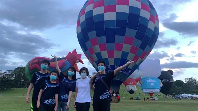 因疫情影響，往年在台東縣鹿野鄉舉辦的台灣熱氣球嘉年華今年限定台東人入場體驗，有高雄熱氣粉絲舉家全家遷戶籍至台東。（蔡旻妤攝）