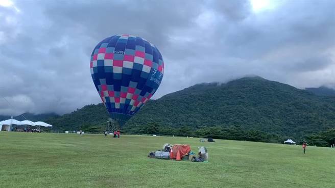 因疫情影響，往年在台東縣鹿野鄉舉辦的台灣熱氣球嘉年華今年限定台東人入場體驗，有高雄熱氣粉絲舉家全家遷戶籍至台東。（蔡旻妤攝）