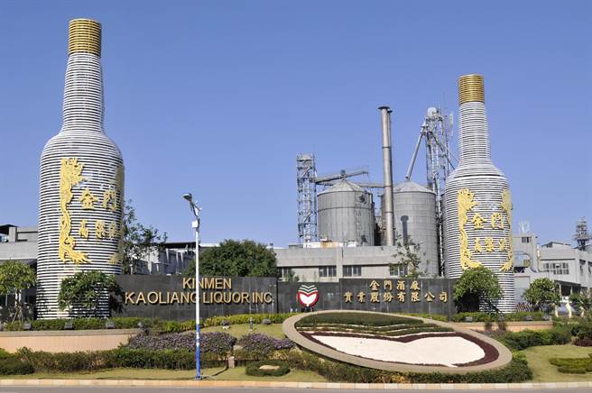 金酒签约生产「麟洋配」纪念酒 ， 8／30电脑抽出3万6千盒的幸运买主。（李金生摄）