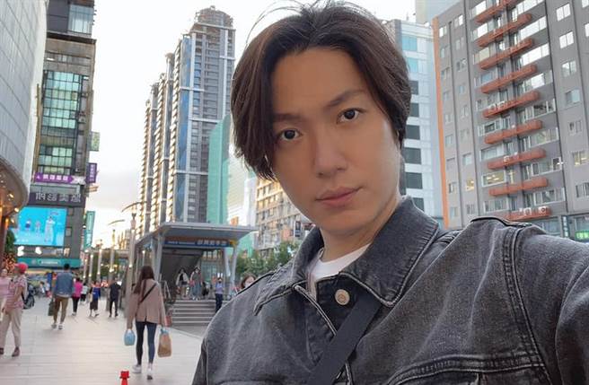 在走私猫全数遭安乐死新闻出来后，男星黄少谷发文，怒骂「果断个屁」结果反被网友炮轰。(翻摄自黄少谷脸书)