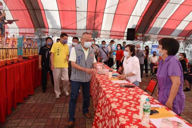 公館鄉青年志工協會舉辦客語演講比賽，縣長徐耀昌特地到場致意。（苗栗縣政府提供／謝明俊苗栗傳真）