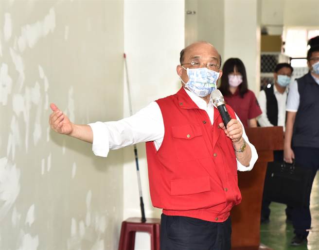 行政院长苏贞昌22日到桃源区消防分队视察，他要求消防相关人员重新检视天灾。（林瑞益摄）