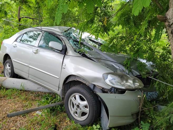 金门妇人开车衝出下坡路面，险些掉落2楼高地方。（警方提供）