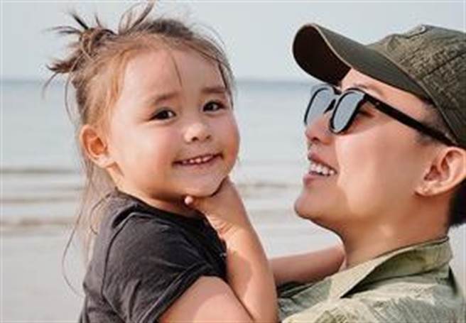 叶海洋买精生下5国混血宝宝Doris。（图／翻摄自叶海洋微博）