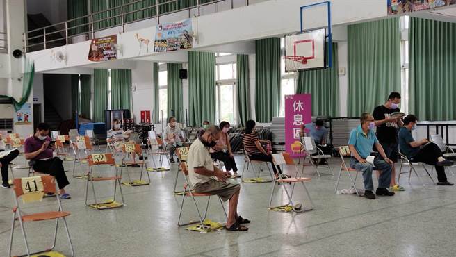 南投县接连三日在13乡镇市办理「66岁长者或具56岁原住民身分」年龄层接种AZ疫苗。（南投县政府提供／冯惠宜南投传真）