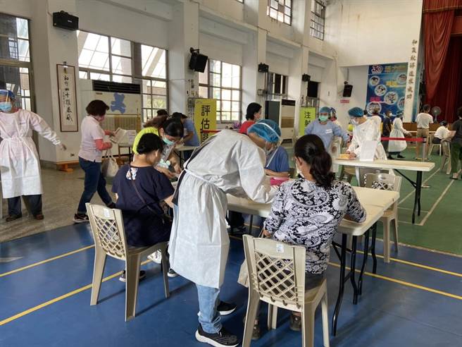 南投县接连三日在13乡镇市办理「66岁长者或具56岁原住民身分」年龄层接种AZ疫苗。（南投县政府提供／冯惠宜南投传真）