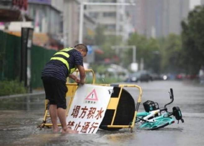 鄭州市內路段已出現積水。（東網）