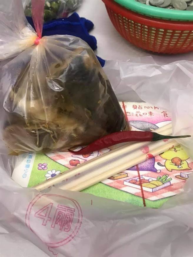 1名網友日前點外送餐點時，在備註欄提醒店家要放「會辣的辣椒」，沒想到他收到餐點時，發現店家在餐點外放了「整根生辣椒」。（翻攝自臉書「爆怨2公社」）