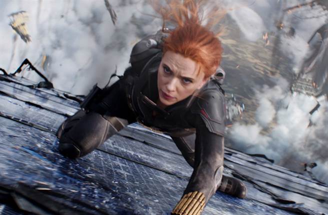 《黑寡妇》票房开红盘，但女主角史嘉蕾乔韩森与迪士尼却在为该片在「Disney+」上架一事打违约官司。(图／达志提供)