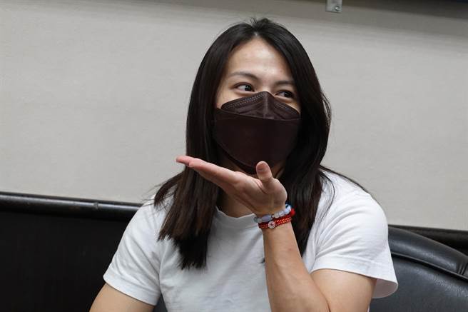 举重女神郭婞淳光荣回台东老家，被问到「金曲奖和东奥哪个紧张？」，郭婞淳秒答「不用思考一定是昨天金曲奖」。（蔡旻妤摄）