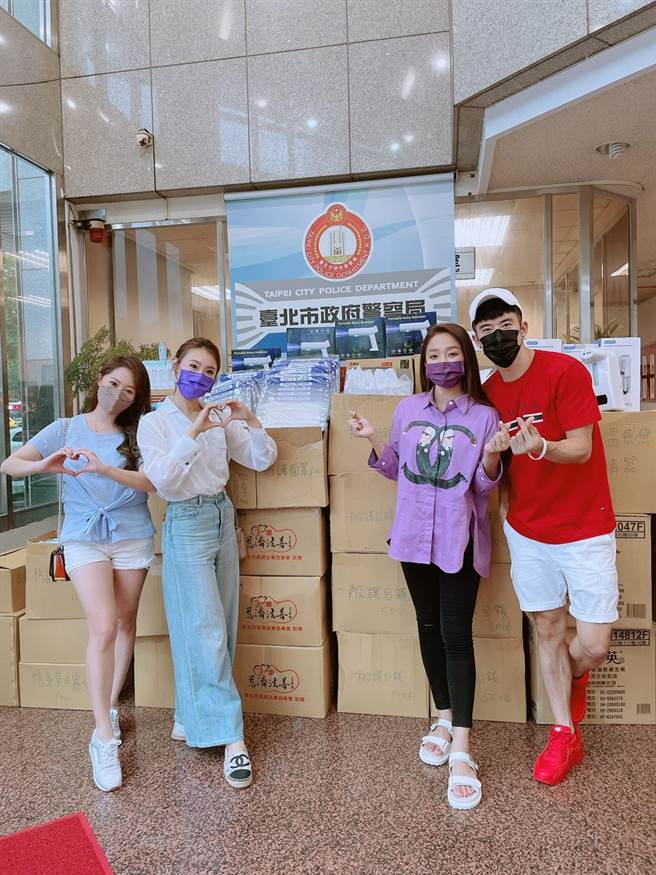 赖慧如与谢金晶、黄露瑶、JR纪言恺一起捐赠防疫物资给台北市警察局。（民视提供）