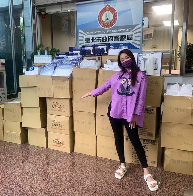 赖慧如与好友一起捐赠防疫物资给台北市警察局。（民视提供）